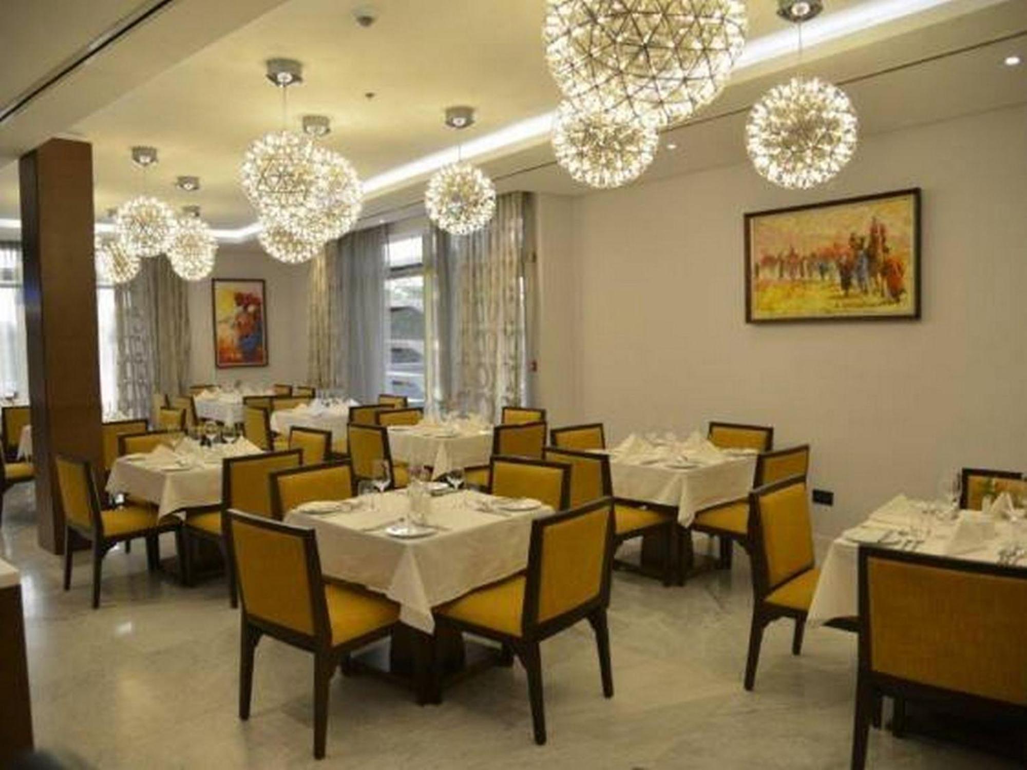 Room In Lodge - The Envoy Hotel And Suites Abuja Esterno foto