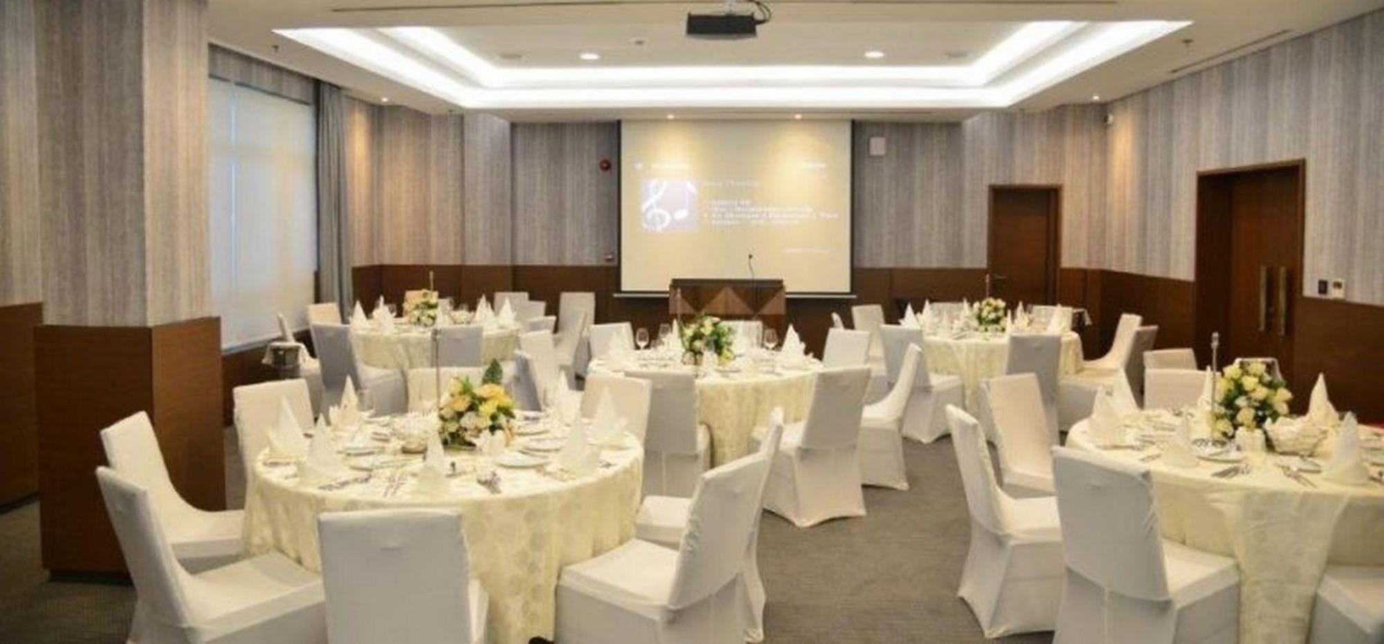 Room In Lodge - The Envoy Hotel And Suites Abuja Esterno foto